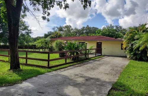 Cooper City House | Sunshine Acre 2B 2B King Master Suite, BIG Yard
