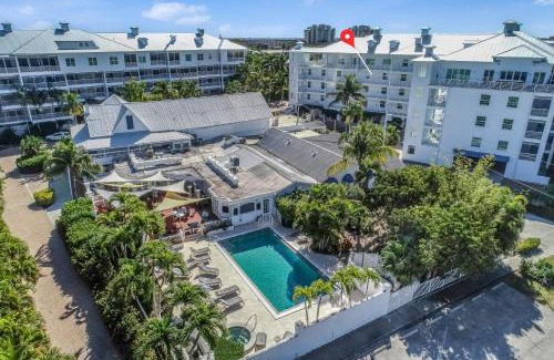 Marco Island Apartment | Sunshine on My Shoulders