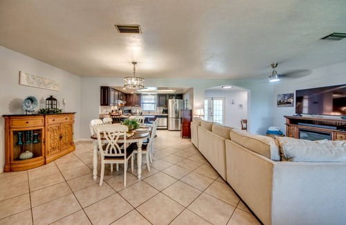 Caloosahatchee House | Sunshine POOL Cape Coral Home Centrally Located Great Outdoor Space
