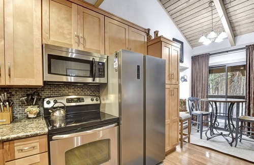 Mammoth Lakes Condo | Sunshine Village 148: Near Eagle Lodge & Sierra Star Golf