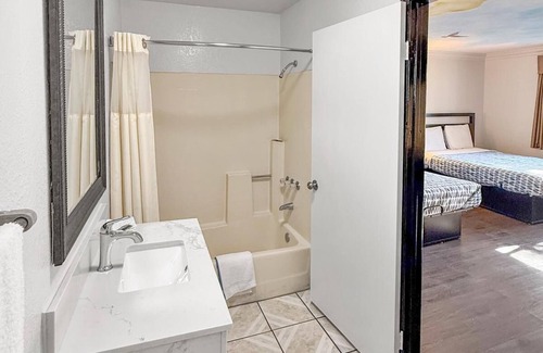Southeast Anaheim Hotel | Super 7 Motel