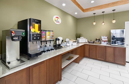 Northwest Colorado Springs Hotel | Super 8 by Wyndham Colo. Sprs. Garden Of The Gods