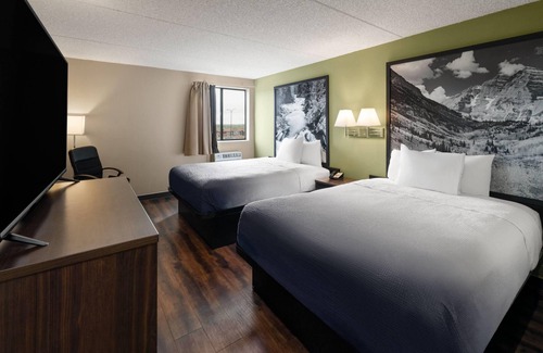 Northwest Colorado Springs Hotel | Super 8 by Wyndham Colo. Sprs. Garden Of The Gods