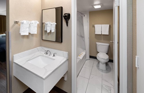 Northwest Colorado Springs Hotel | Super 8 by Wyndham Colo. Sprs. Garden Of The Gods