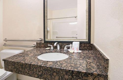 McKinney Hotel | Super 8 by Wyndham Austin/Airport South