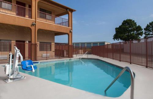 Bastrop Hotel | Super 8 by Wyndham Bastrop TX