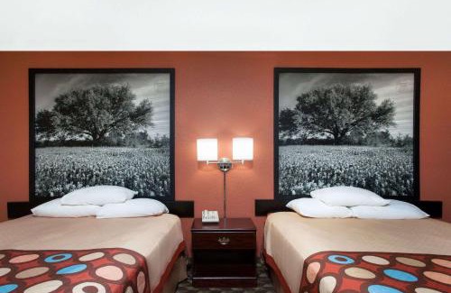 Bastrop Hotel | Super 8 by Wyndham Bastrop TX