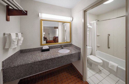 Baton Rouge Hotel | Super 8 by Wyndham Baton Rouge/I-10
