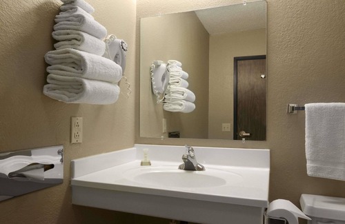 Blackwell Hotel | Super 8 by Wyndham Blackwell