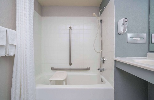 East Bloomington Hotel | Super 8 by Wyndham Bloomington/Airport