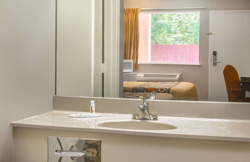 Durham Hotel | Super 8 by Wyndham Durham/University Area NC