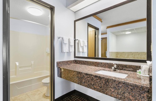 Virginia Hotel | Super 8 by Wyndham Eveleth
