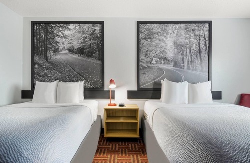 Virginia Hotel | Super 8 by Wyndham Eveleth