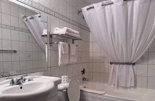 Guelph Hotel | Super 8 by Wyndham Guelph