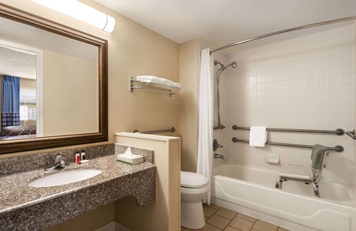 Gulfport Hotel | Super 8 by Wyndham Gulfport Airport NW/Near Biloxi