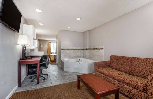 Castleton Hotel | Super 8 by Wyndham Indianapolis/NE/Castleton Area