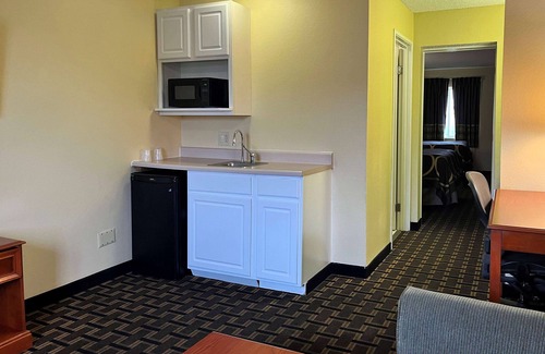 Castleton Hotel | Super 8 by Wyndham Indianapolis/NE/Castleton Area
