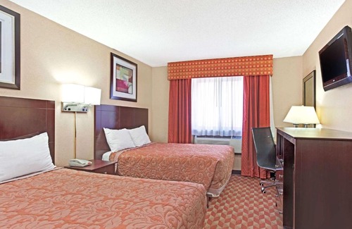 Queens Hotel | Super 8 by Wyndham Long Island City LGA Hotel
