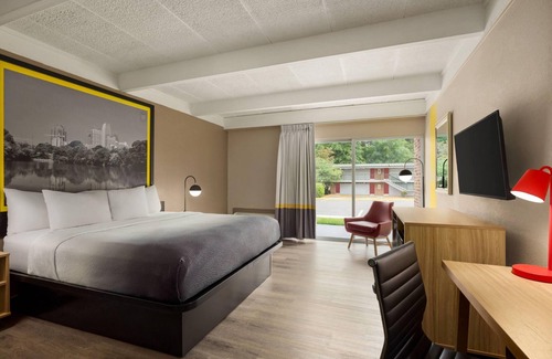 Macon Hotel | Super 8 by Wyndham Macon GA