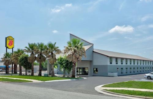 New Braunfels Hotel | Super 8 by Wyndham New Braunfels I-35