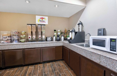 New Braunfels Hotel | Super 8 by Wyndham New Braunfels I-35