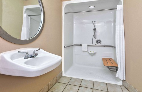 New Braunfels Hotel | Super 8 by Wyndham New Braunfels I-35