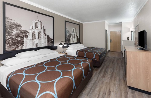 San Antonio Hotel | Super 8 by Wyndham San Antonio/Alamodome Area