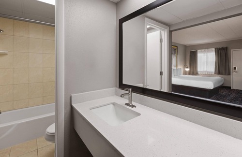 Traverse City Hotel | Super 8 by Wyndham Traverse City