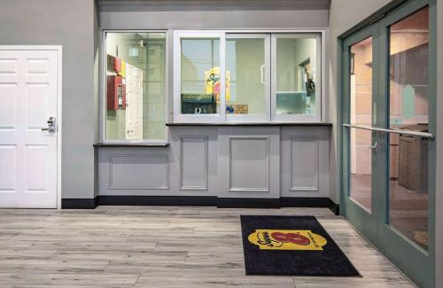 North Hollywood Hotel | Super 8 by Wyndham North Hollywood