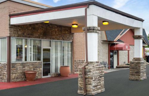 Youngstown Hotel | Super 8 by Wyndham Youngstown Girard