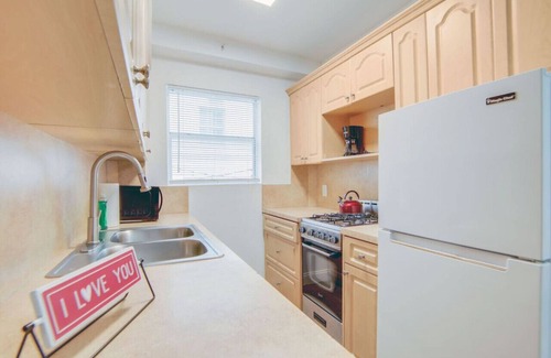 South Beach Condo | Super Beach Deal, Apt w/2 Queen Beds On Ocean Dr