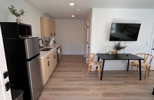 Minnehaha Apartment | Super Comfy & Relaxing Studio Located in the Heart of Vancouver.