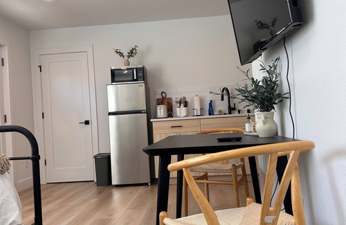 Minnehaha Apartment | Super Comfy & Relaxing Studio Located in the Heart of Vancouver.