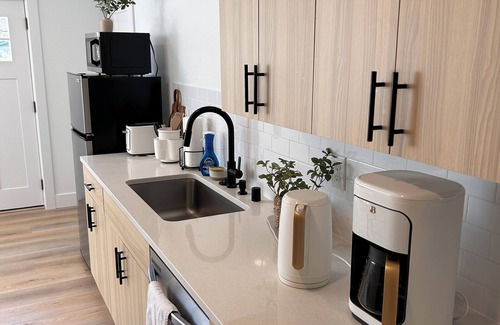 Minnehaha Apartment | Super Comfy & Relaxing Studio Located in the Heart of Vancouver.