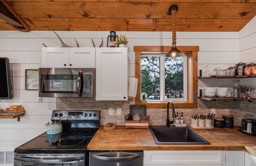 Island Park House | SUPER CUTE & CLEAN MODERN HOME 40 min. to YNP