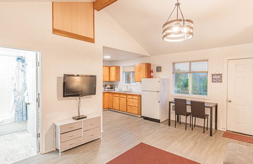 Neotsu House | Super cute lake view pet friendly cottage, large deck, beach access close by
