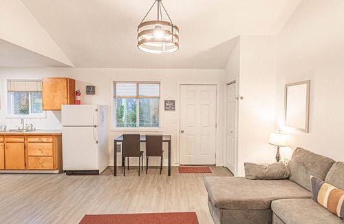 Neotsu House | Super cute lake view pet friendly cottage, large deck, beach access close by