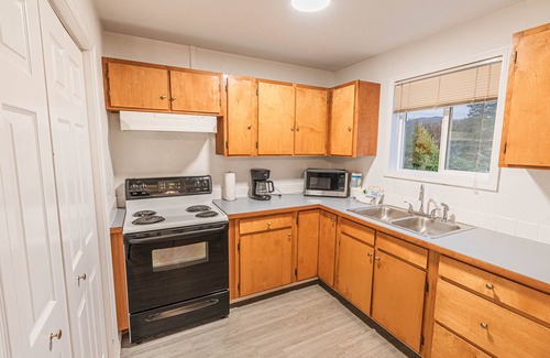 Neotsu House | Super cute lake view pet friendly cottage, large deck, beach access close by