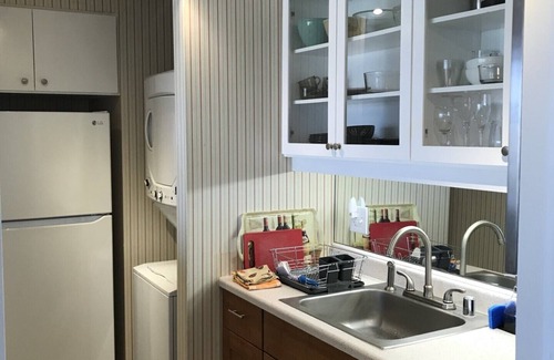Waikiki Condo | Super location, free parking, 24hr security.