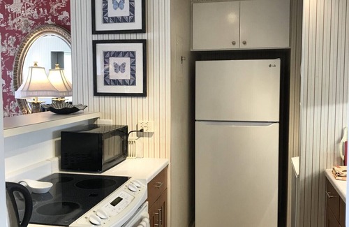 Waikiki Condo | Super location, free parking, 24hr security.