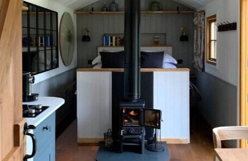 Royal Tunbridge Wells Cabin | Super luxury, designer 22' Shepherd's Hut + HotTub