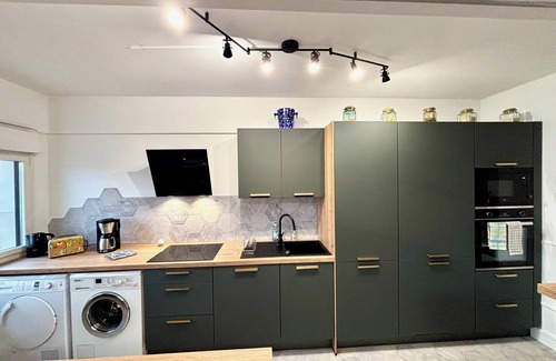 Saint-Remi Apartment | Superb 136m² bright and fully equipped. 4bbes/2sdb + free parking center