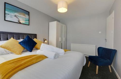 Handsworth House | Superb 3 bed house, homely comforts close to supermarkets, with private parking on gated premise