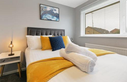 Handsworth House | Superb 3 bed house, homely comforts close to supermarkets, with private parking on gated premise