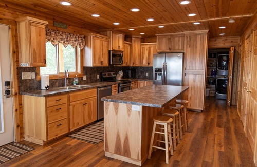 Island Park Cabin | Superb 5-bedroom 4.5-bathroom with Brand New Hot Tub! Freshly Updated!