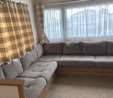 Clacton-on-Sea Ski Chalet | Superb 6 Berth Caravan At St Osyth Beach, Near Clacton-On-Sea Ref 28008Mc