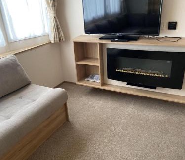 Clacton-on-Sea Ski Chalet | Superb 6 Berth Caravan At St Osyth Beach, Near Clacton-On-Sea Ref 28008Mc