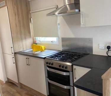Clacton-on-Sea Ski Chalet | Superb 6 Berth Caravan At St Osyth Beach, Near Clacton-On-Sea Ref 28008Mc