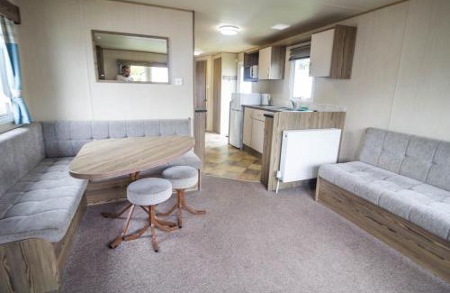 Caister-on-Sea Other | Superb 8 Berth Caravan, Close To Amenities At Caister Beach Ref 30073F