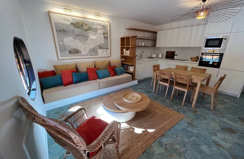 Porquerolles Apartment | Superb, charming, refurbished waterfront apartment overlooking the port